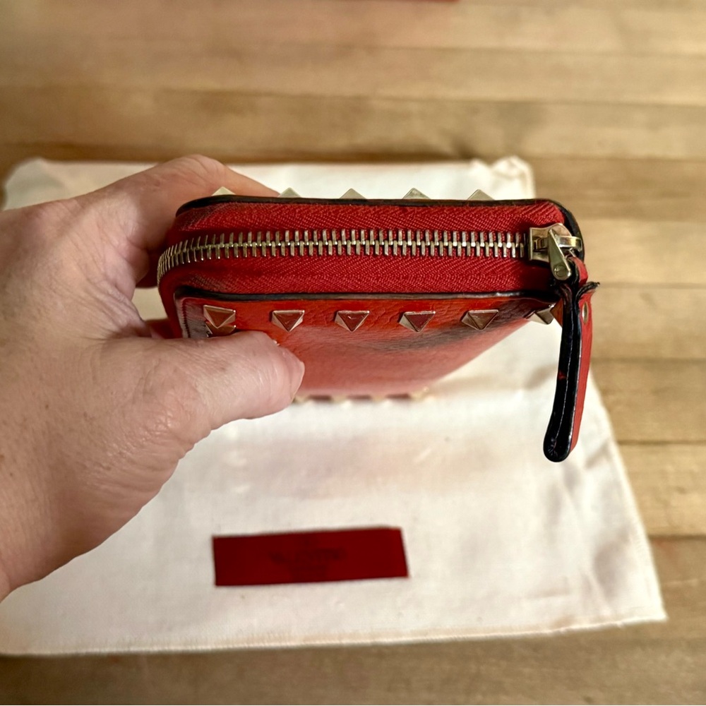 Valentino Garavani Red Pebbled Leather Rockstud Zip Around Continental Wallet - Picture 7 of 13